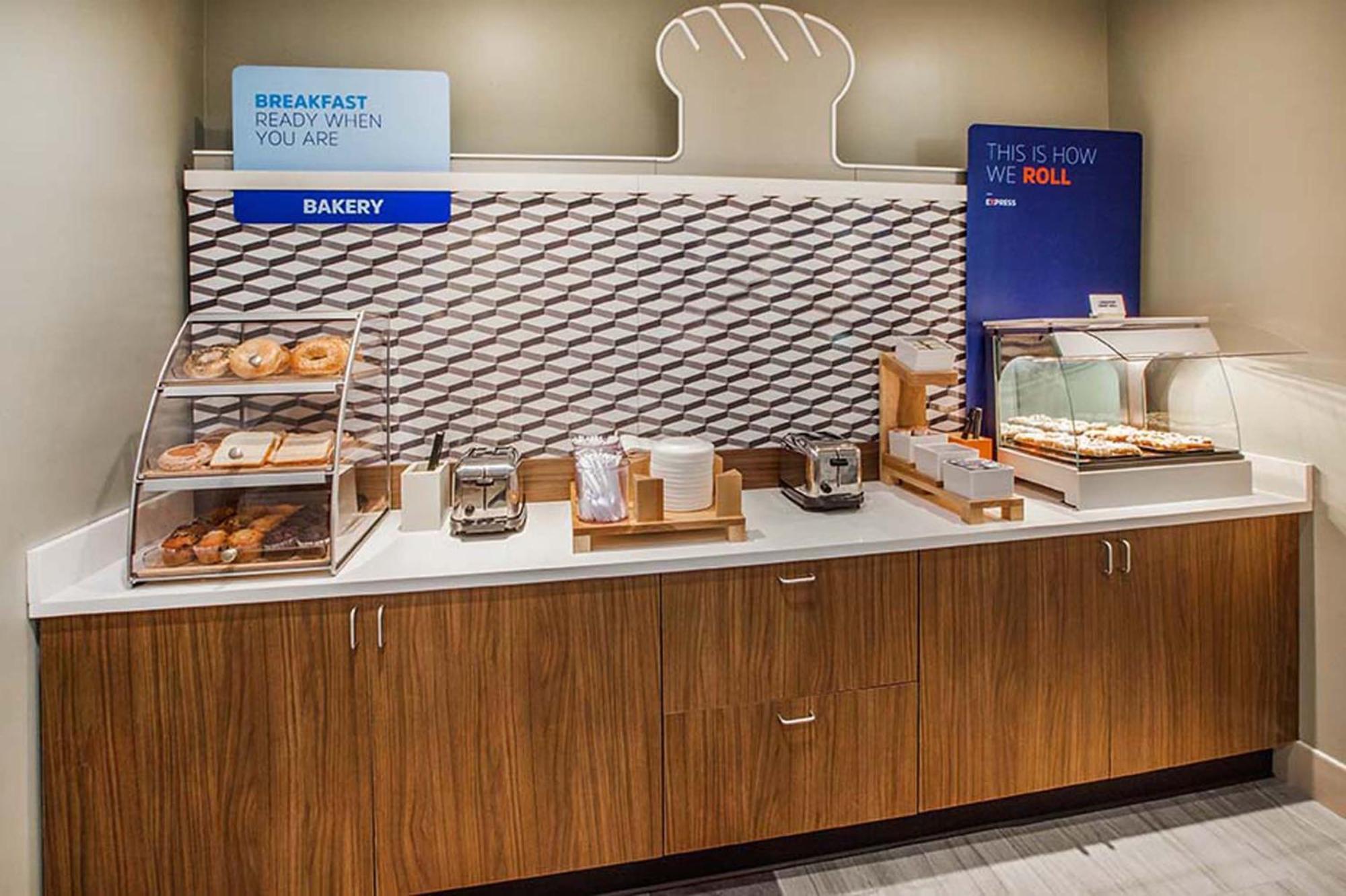 Holiday Inn Express Dallas Market Center By Ihg Dış mekan fotoğraf