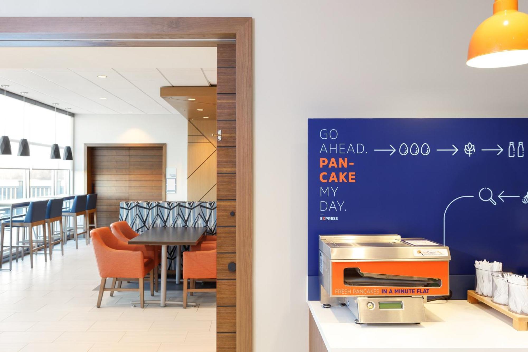 Holiday Inn Express Dallas Market Center By Ihg Dış mekan fotoğraf