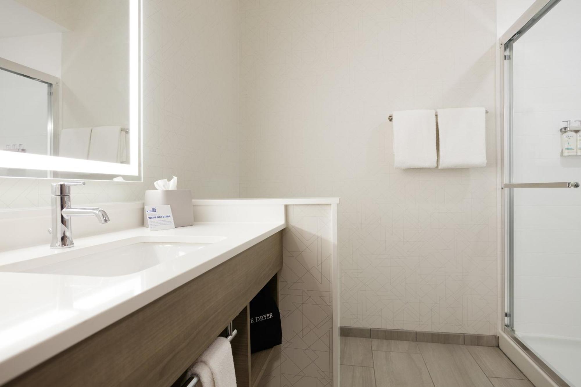 Holiday Inn Express Dallas Market Center By Ihg Dış mekan fotoğraf
