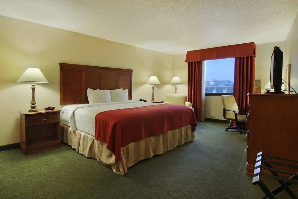 Holiday Inn Express Dallas Market Center By Ihg Dış mekan fotoğraf